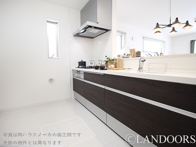建売住宅の施工例｜濃い色のキッチン（名古屋市）｜ケイアイプランニング
