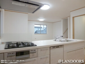 建売住宅の施工例｜キッチンからリビング（名古屋市）｜飯田産業（ハートフルタウン）