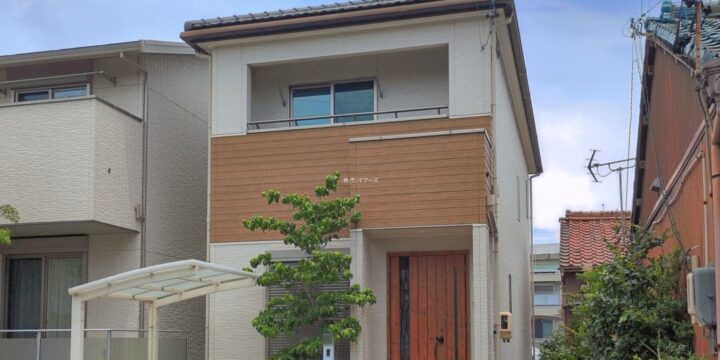 春日井市南花長町 1
